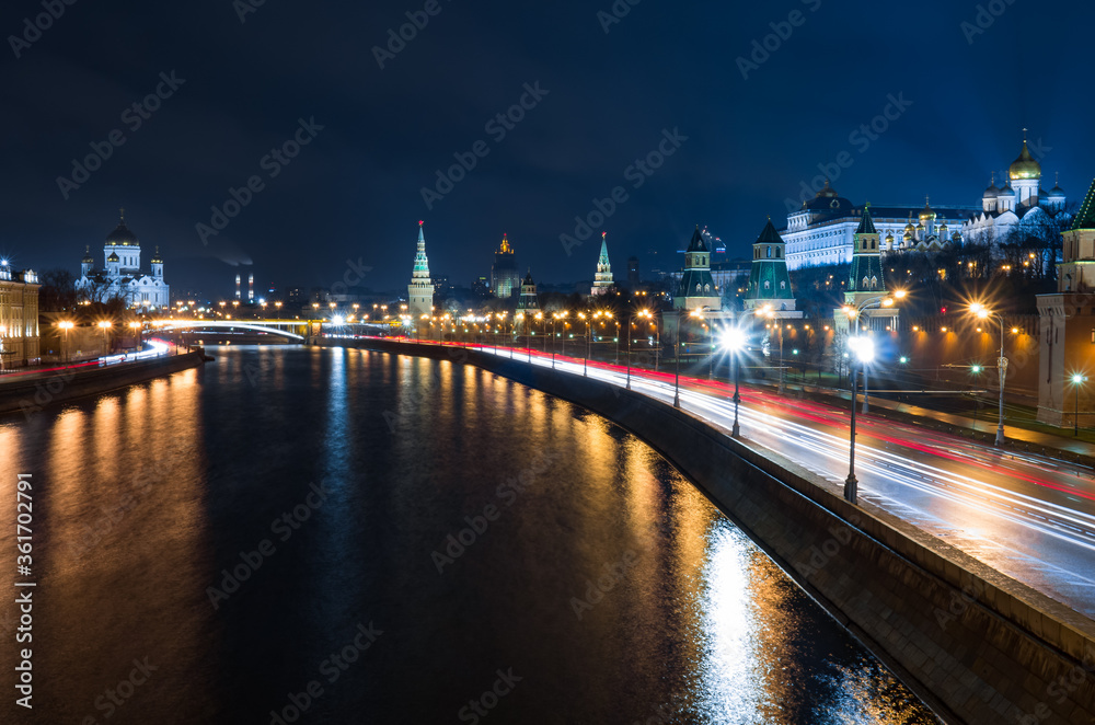 Fototapeta premium Traffic near Kremlin wall and embankment