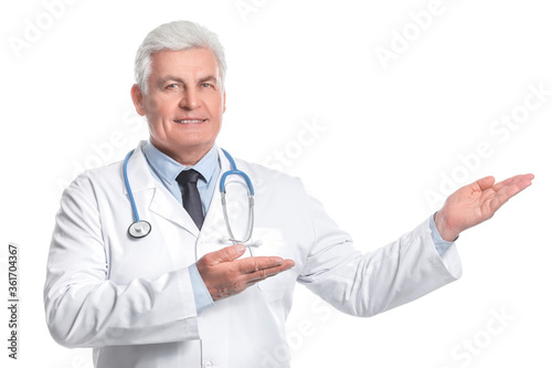Portrait of senior doctor s...