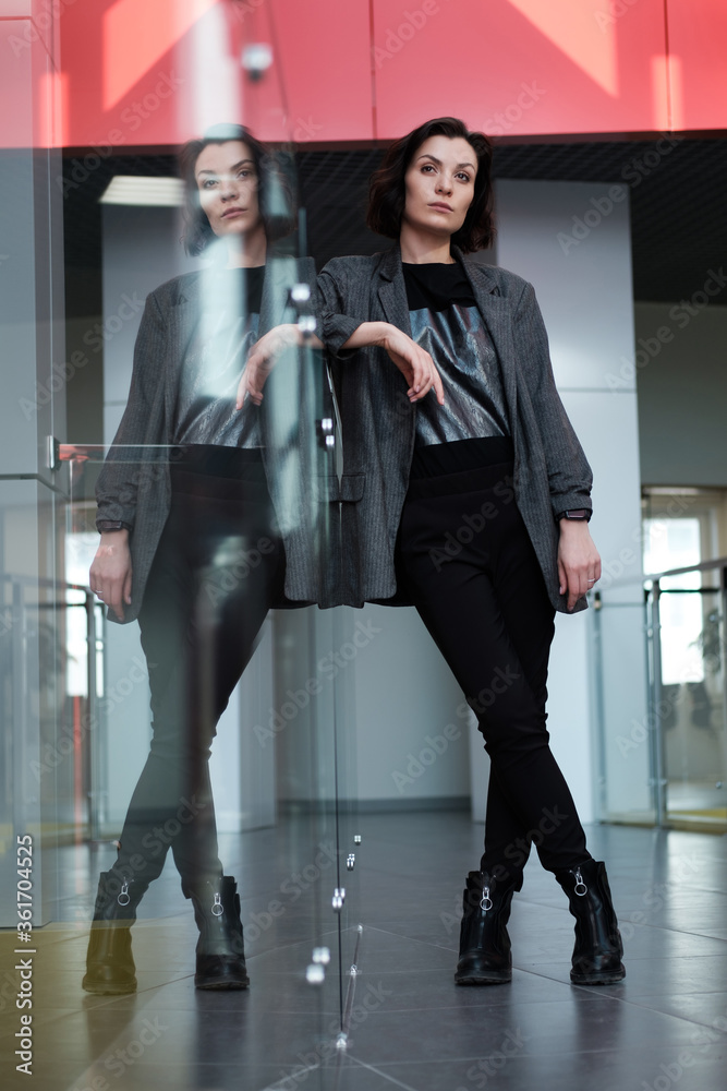 Obraz premium Modern business woman in the office with copy space.