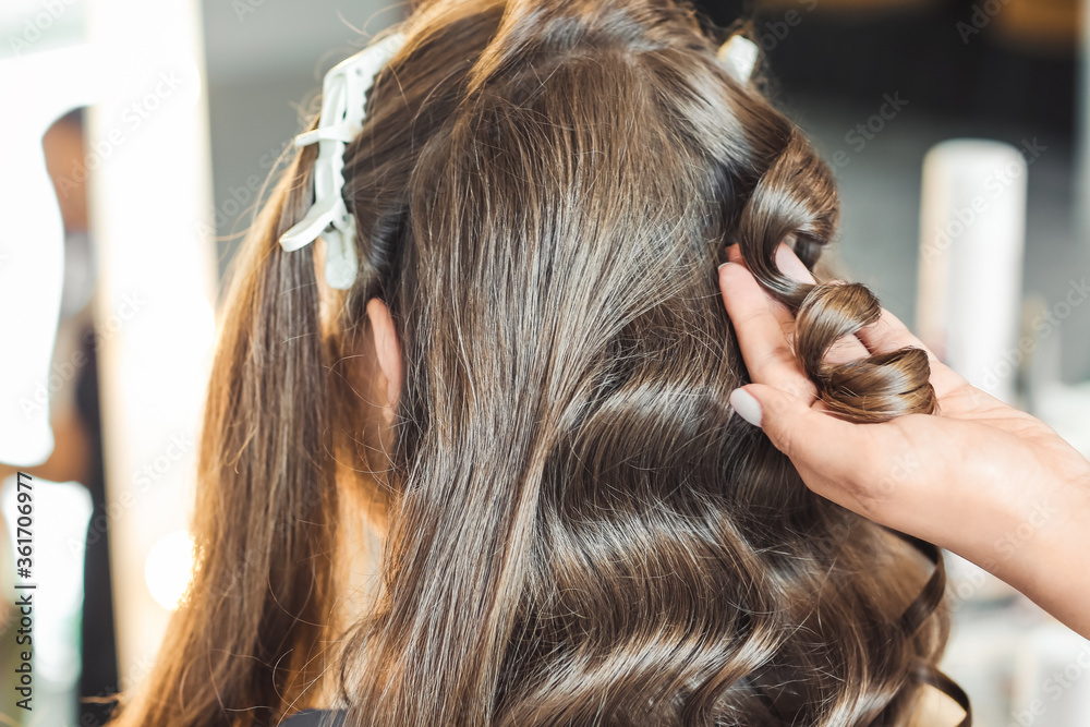 Fototapeta premium Fryzjer pracuje z klientem w gabinecie kosmetycznym