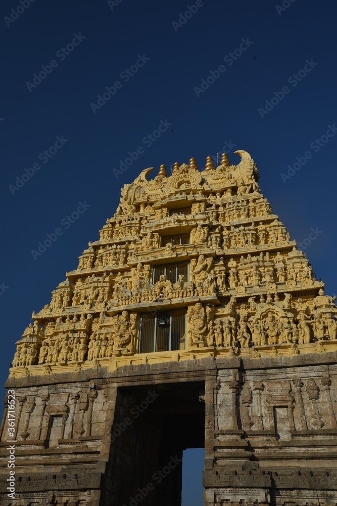 Obraz premium Main entrance of Chennakeshava temple built in the 12th century by Hoysala king Vishnuvardhana in Belur, Karnataka State of India