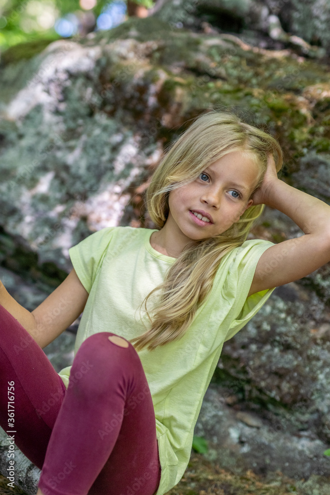 Mädchen beim unbeschwerten Sport und turnerischer Bewegen, wie Akrobatik in der Freizeit, im Wald und in der Natur. Sie trägt legere Kleidung, Shirt und Leggins. Mädchen beim unbeschwerten Sport und turnerischer Bewegen, wie Akrobatik in der Freizeit, im Wald und in der Natur. Sie trägt legere Kleidung, Shirt und Leggins.