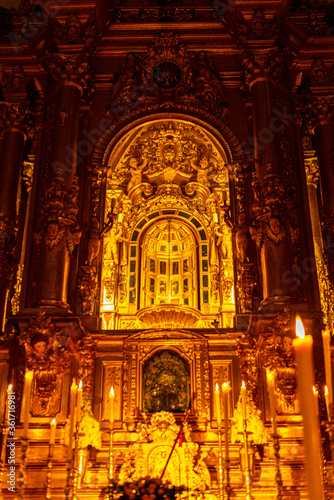 VELAS CÍRIO PASCUAL IGLESIA ILUMINADA CON VELAS 