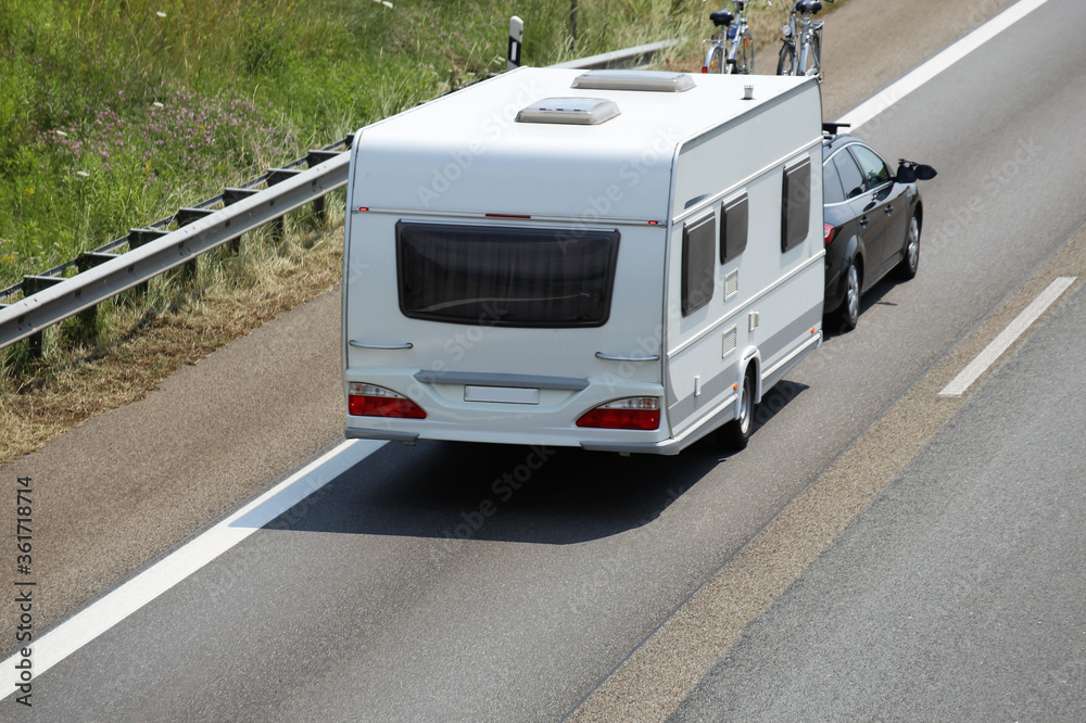 Wohnwagengespann auf der Autobahn Wohnwagengespann auf der Autobahn