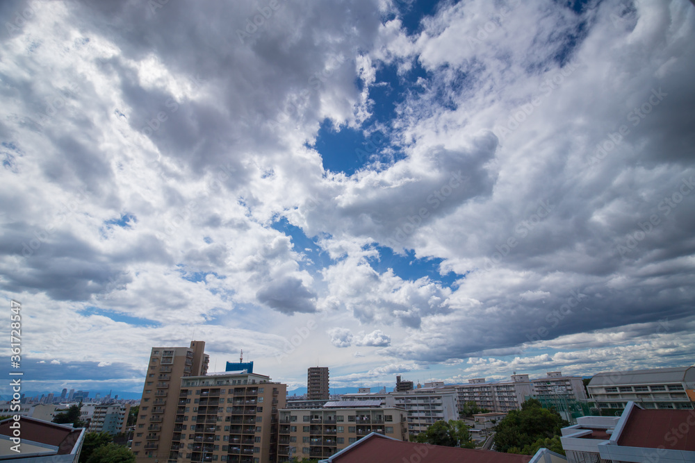 夏の綺麗な青空と住宅地の風景