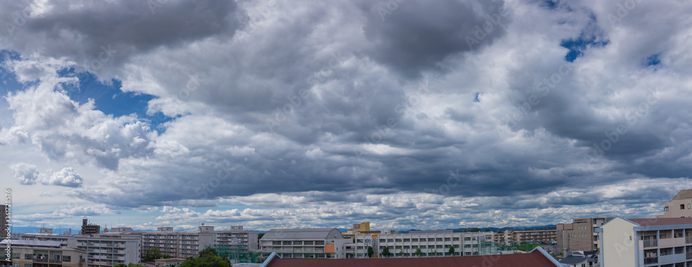 Fototapeta premium パノラマ撮影した夏の青空と住宅地の風景