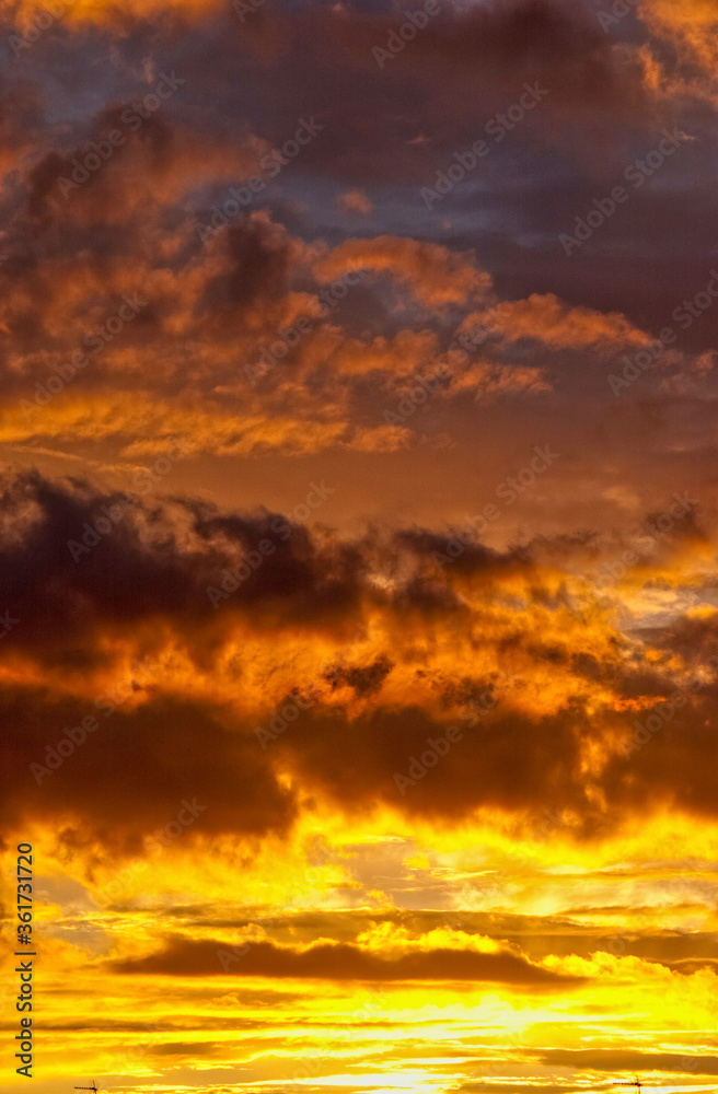 Nuages dans un ciel bleu, clouds in a blue sky 