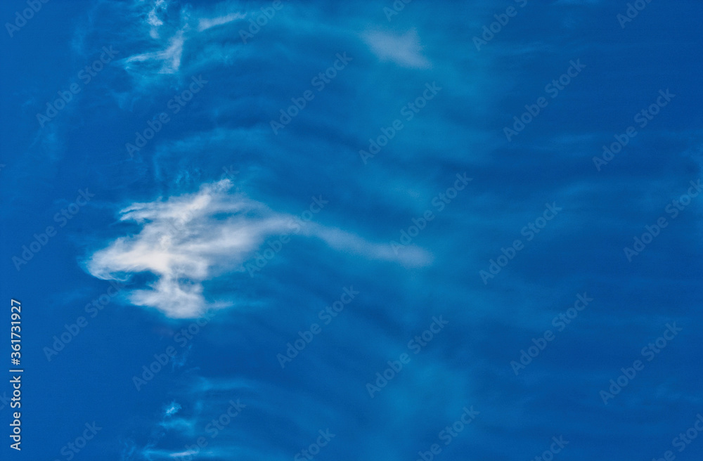 Nuages dans un ciel bleu, clouds in a blue sky Nuages dans un ciel bleu, clouds in a blue sky