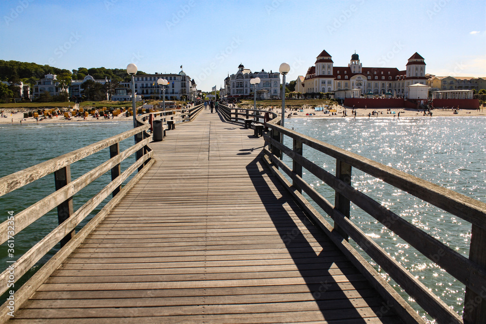 Ostseebad bInz auf Rügen; Blick von der Seebrücke auf Strand und Promenade