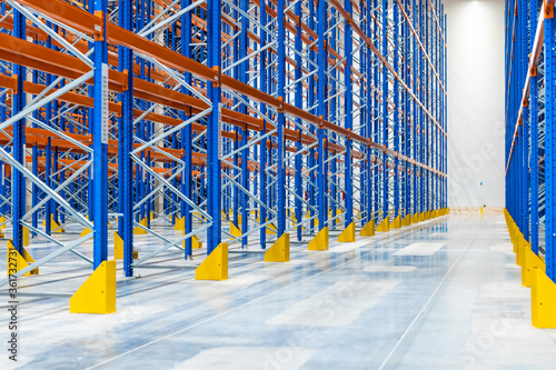 Obraz na płótnie New clean logistics center - high bay - empty shelves w salonie