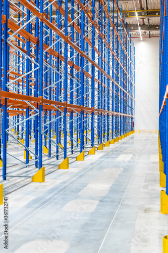 Obraz na płótnie high bay warehouse - new empty warehouse space - distribution center w salonie