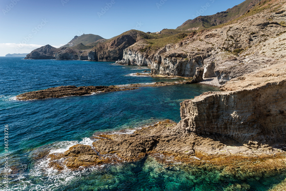 Aguas turquesa, acantilados y calas en el parque natural de Cabo de Gata-Níjar, provincia de Almería, Andalucía, España Aguas turquesa, acantilados y calas en el parque natural de Cabo de Gata-Níjar, provincia de Almería, Andalucía, España