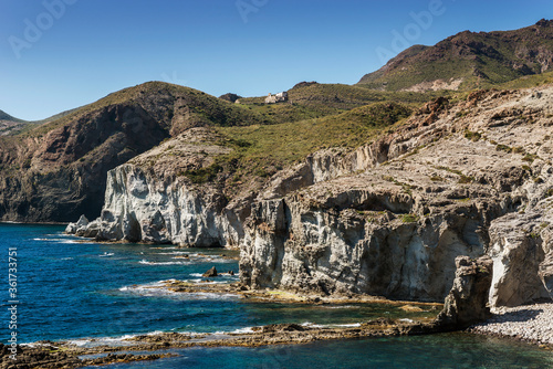 Vista costera del parque natural de Cabo de Gata-Níjar con sus pequeñas calas y acantilados, en la provincia de Almería, Andalucía, España 