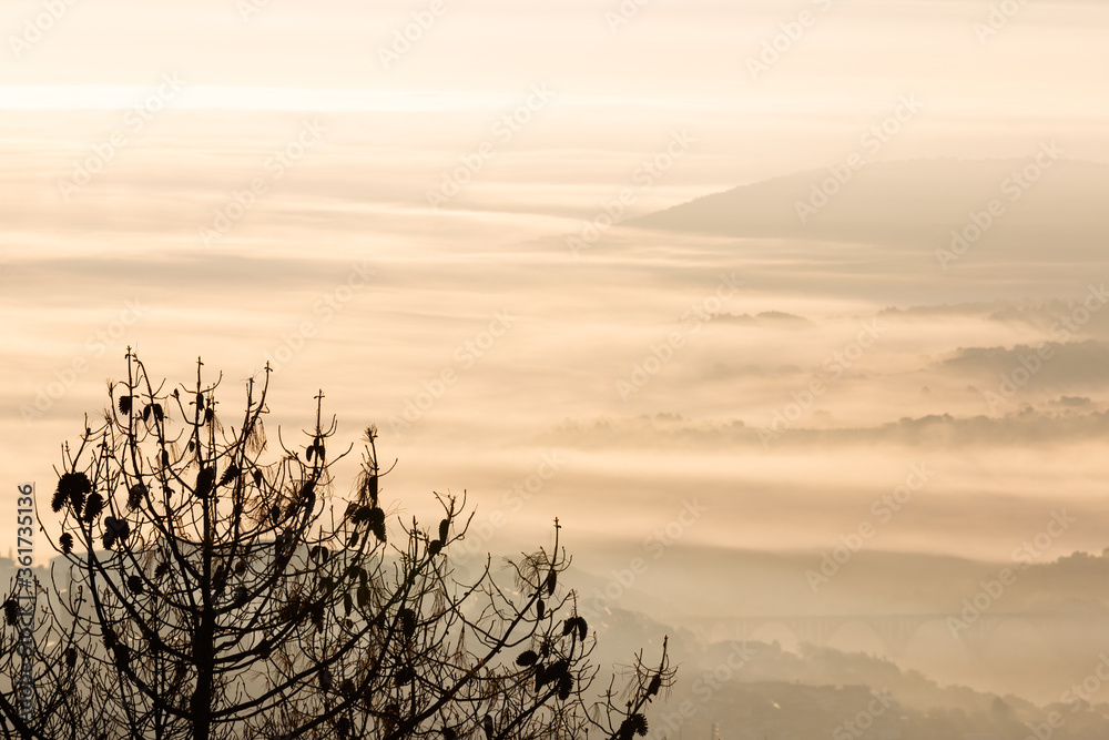 Obraz premium Paisajes de montañas entre nieblas