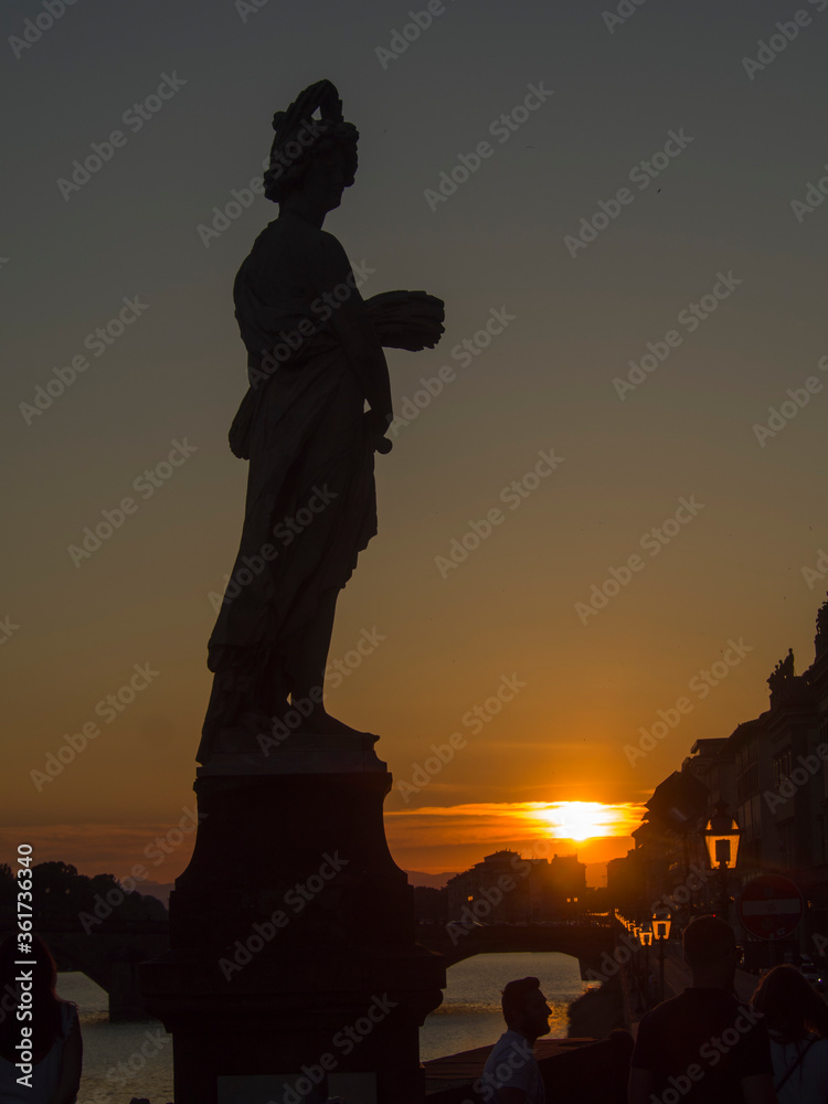 Italia, Toscana, Firenze. Statue del Ponte Santa Trinita. Italia, Toscana, Firenze. Statue del Ponte Santa Trinita.