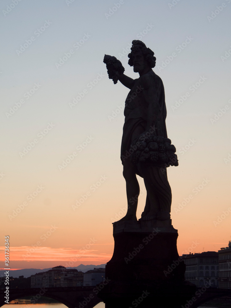 Italia, Toscana, Firenze. Statue del Ponte Santa Trinita. Italia, Toscana, Firenze. Statue del Ponte Santa Trinita.