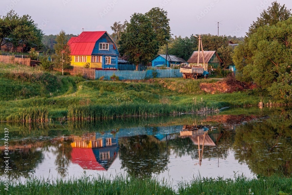 Obraz premium house on the river lake, house, water, landscape, river, nature, reflection, tree, autumn, sky, architecture, pond, village, building, cottage, travel, rural, summer, blue, green, old, forest, country