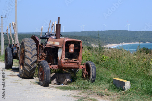 Obraz na płótnie An old tractor that has completed its working life and has been abandoned. w salonie
