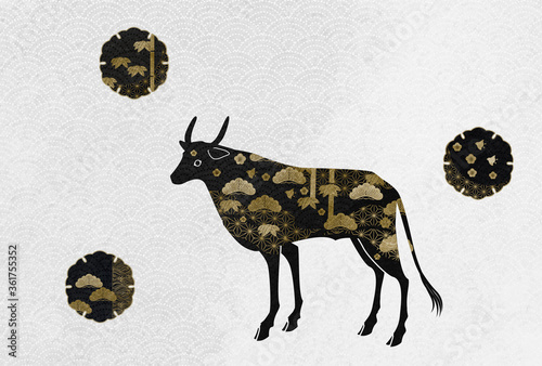 丑年の年賀素材 金の和柄で装飾された牛のシルエット 松竹梅パターン Ilustracion De Stock Adobe Stock