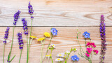 Wiesenblumen auf alte Holzbretter mit schöner Maserung als Hintergrund