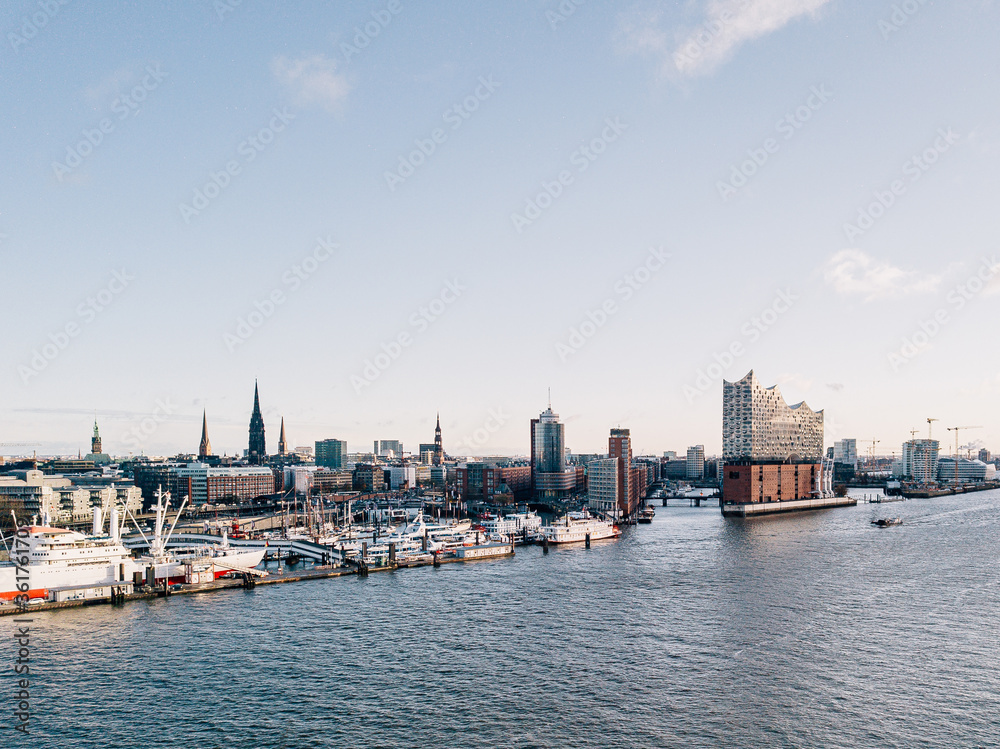 Die Elbphilharmonie und der Hamburger Hafen von oben Die Elbphilharmonie und der Hamburger Hafen von oben
