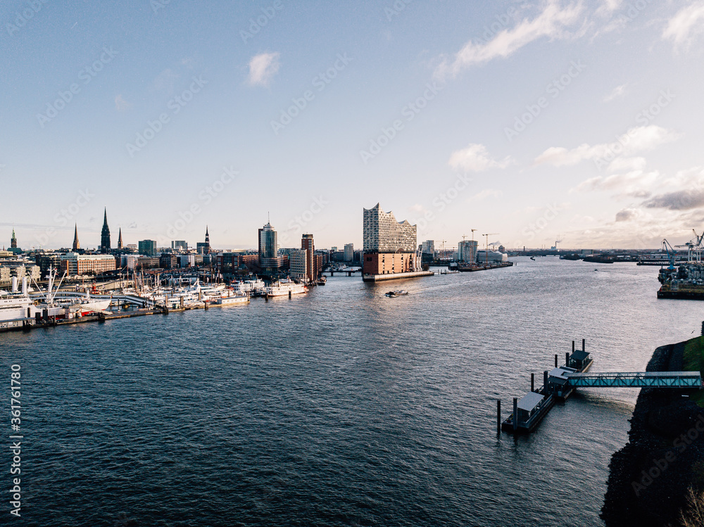 Die Elbphilharmonie und der Hamburger Hafen von oben