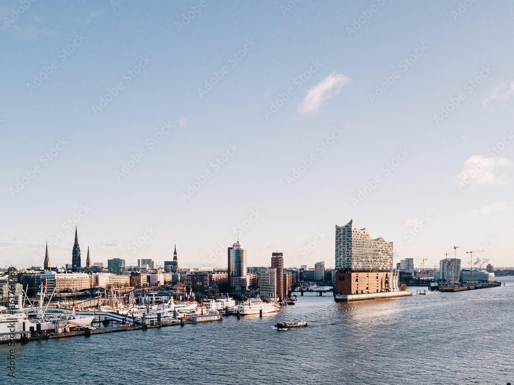 Die Elbphilharmonie und der Hamburger Hafen von oben Die Elbphilharmonie und der Hamburger Hafen von oben