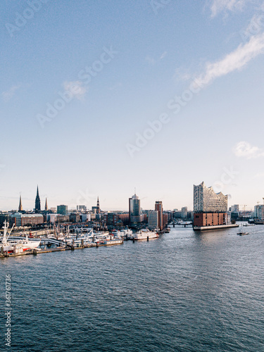 Die Elbphilharmonie und der Hamburger Hafen von oben © Till Heidrich