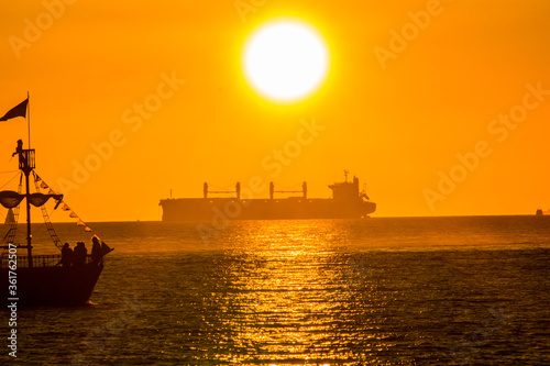 por do sol amarelo, navio do fundo © Felipe