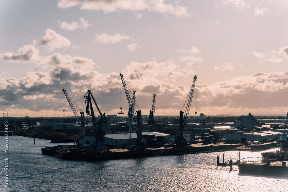 Die Elbphilharmonie und der Hamburger Hafen 