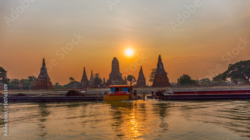 Thailand  Boote auf dem Chao Phraya bei Sonnenuntegang