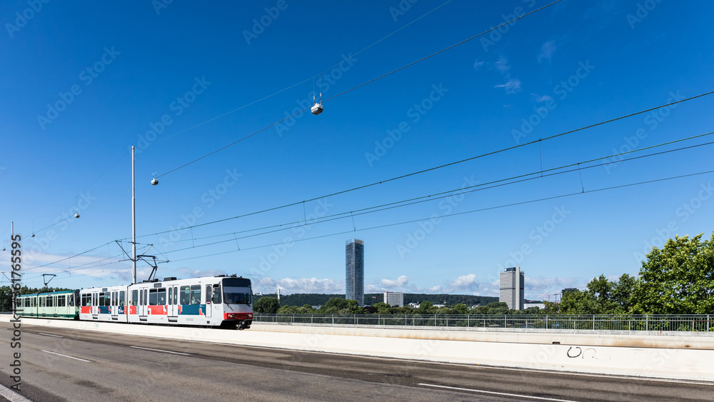 Bonn, Straßenbahn auf der Konrad Adenauer Brücke