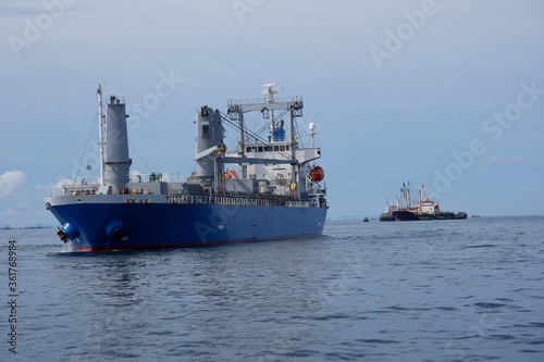 Crude oil transportation barge for trade © ek