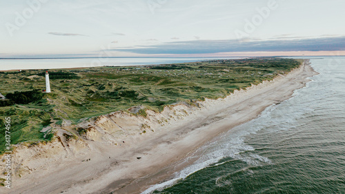 Lyngvig Fyr bei Hvide Sande von oben - Leuchtturm an Nordsee - Luftbild mit Drohne