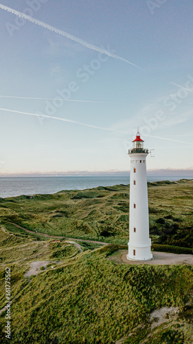 Lyngvig Fyr bei Hvide Sande von oben - Leuchtturm an Nordsee - Luftbild mit Drohne