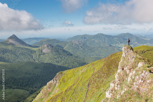 Panorama sur les monts du Cantal photo