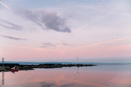 Sonnenuntergang am Ringk  bing-Fjord im Hafen von Hvide Sande