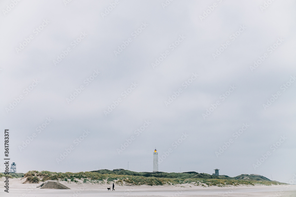 Fototapeta premium Herbst-Spaziergang am Nordsee-Strand von Blåvand