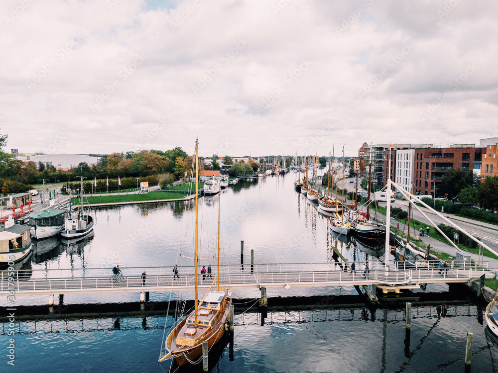 Obraz premium Luftbild von Greifswald und dem Ryck mit Museumshafen