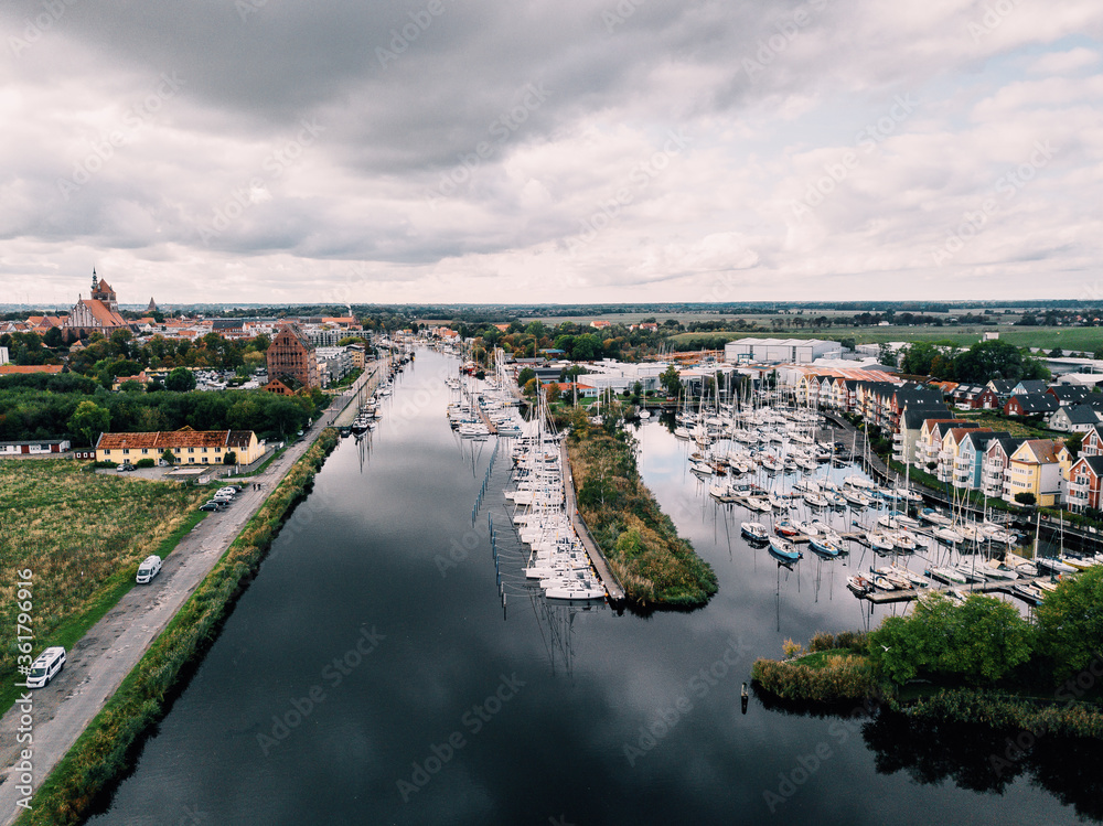 Luftbild von Greifswald und dem Ryck mit Museumshafen
