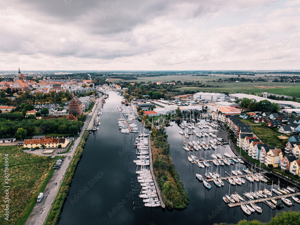 Fototapeta premium Luftbild von Greifswald und dem Ryck mit Museumshafen 