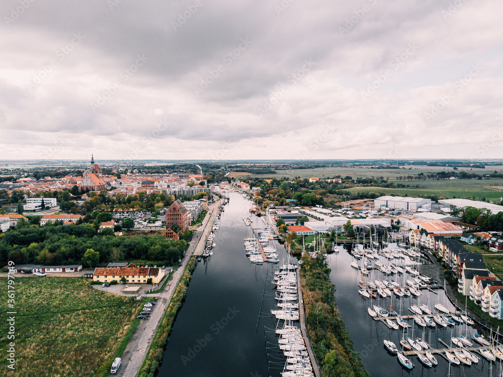 Luftbild von Greifswald und dem Ryck mit Museumshafen
