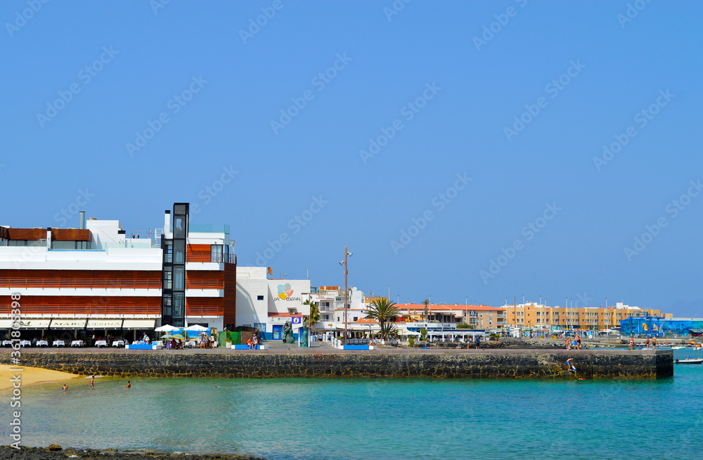 Obraz premium Corralejo harbour tourists