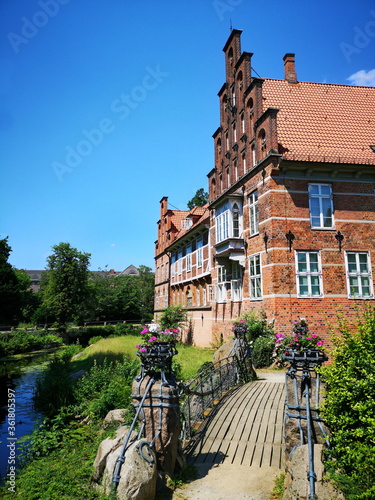 Hamburg Bergedorf. Bergedorfer Schloss, Schlosspark, Brücke, Wassergraben