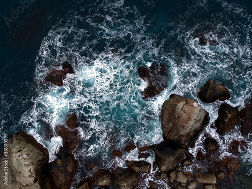 Obraz na płótnie View from the height of the waves breaking on the rocks and white foam w salonie