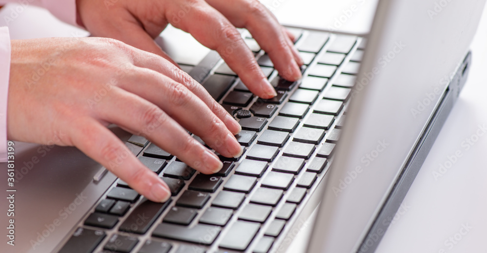 Homeoffice Arbeit in einem Wohnzimmer am Laptop