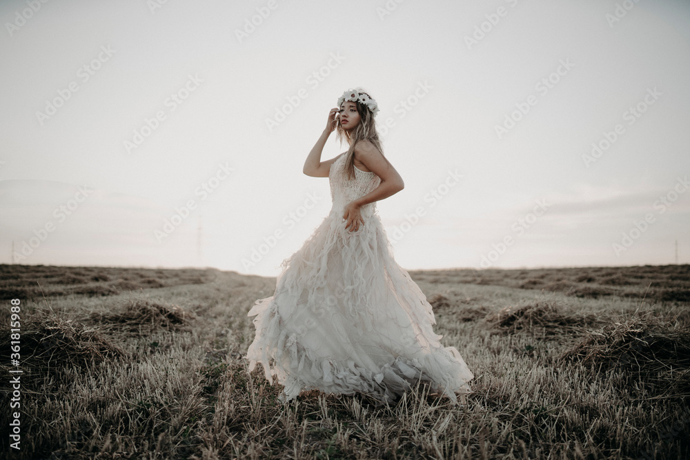 Chica joven naturaleza trigo traje blanco novia boda fantasia comunion Chica joven naturaleza trigo traje blanco novia boda fantasia comunion