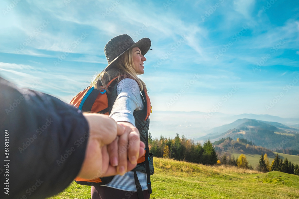 Φωτογραφία Happy traveler woman tourist stay on the green grass on the peak of mountain and look on the nice fog view