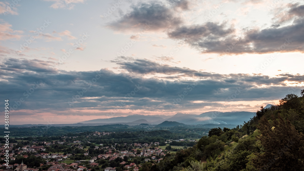 Naklejka premium Stormy sunset in the italian countryside