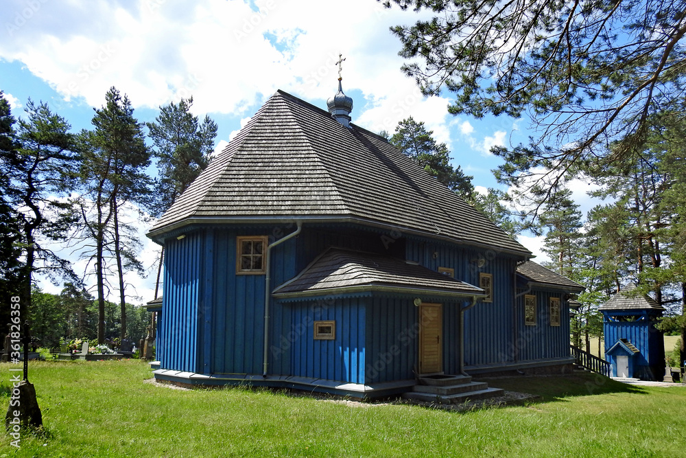 wyswiecona w roku 1890 drewniana cmentarna cerkiew prawoslawna pod wezwaniem swietego dymitra w miejscowosci saki na podlasiu w polsce wyswiecona w roku 1890 drewniana cmentarna cerkiew prawoslawna pod wezwaniem swietego dymitra w miejscowosci saki na podlasiu w polsce